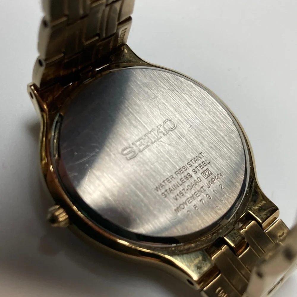 Seiko solar, V157-0AA0 R2, gold tone, white textured dial, vintage
